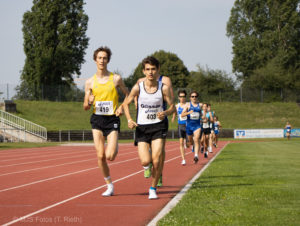 zu sehen sind eine Gruppe von Läufern, vorne läuft ein Sportler des TV Alzey